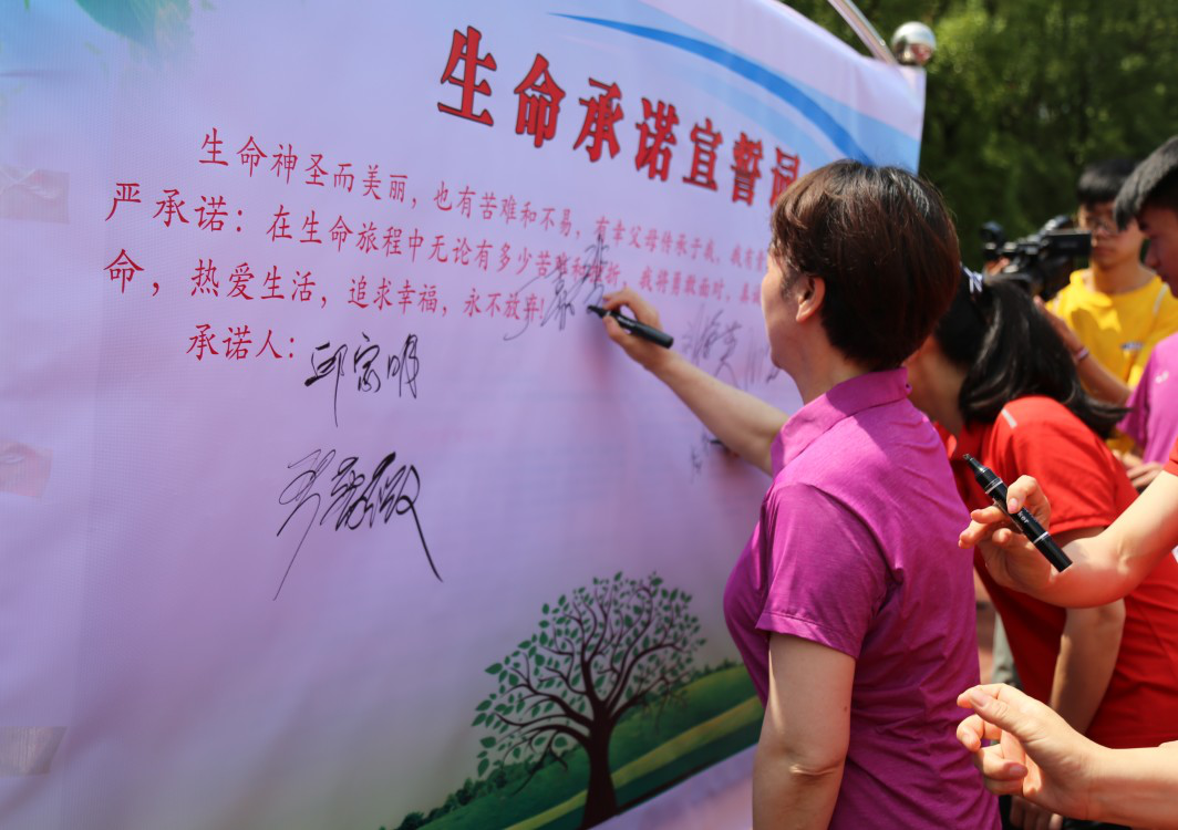 评委代表纷纷在宣誓墙上签字