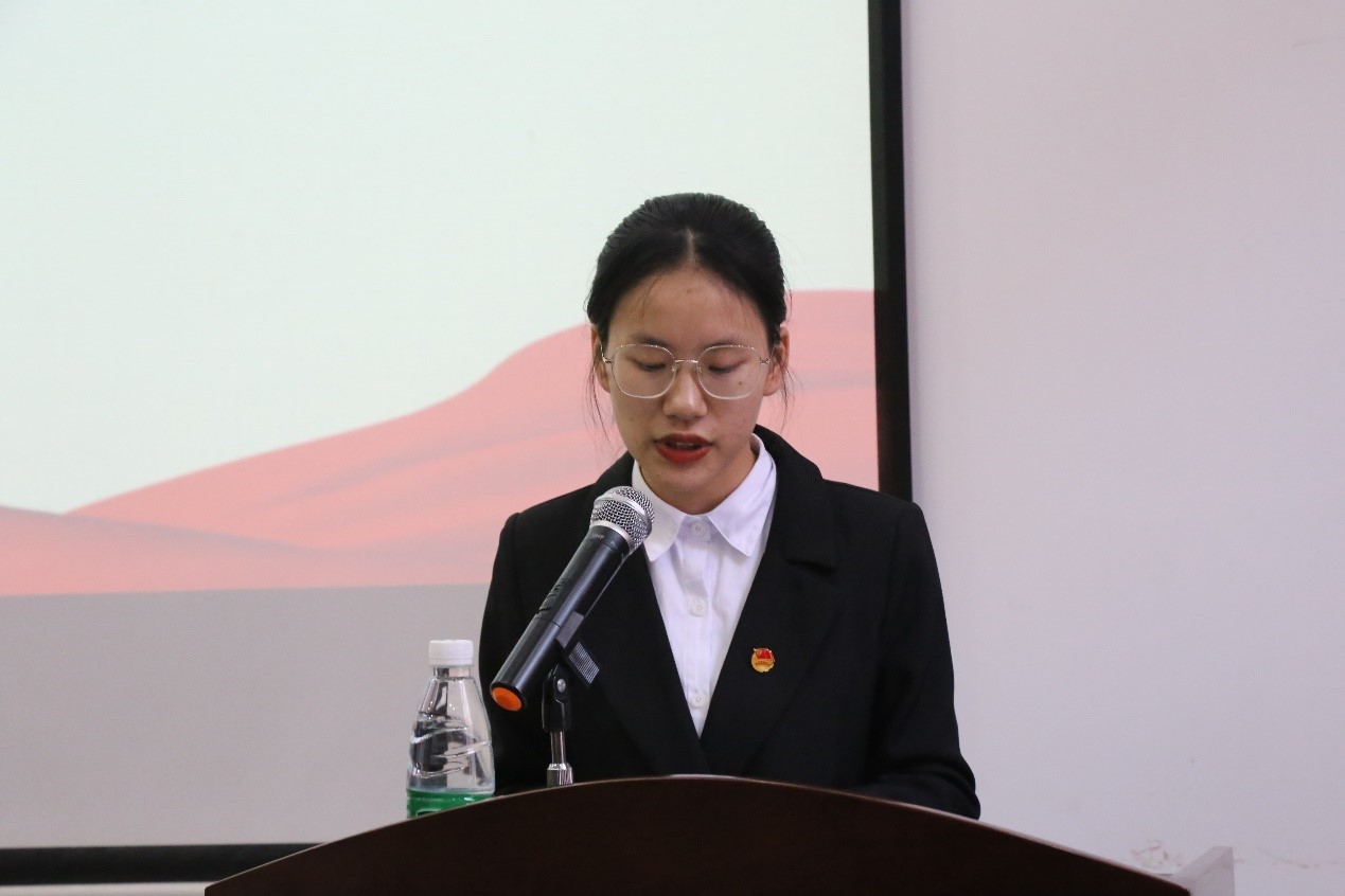 团委学生副书记吴迪作工作总结报告