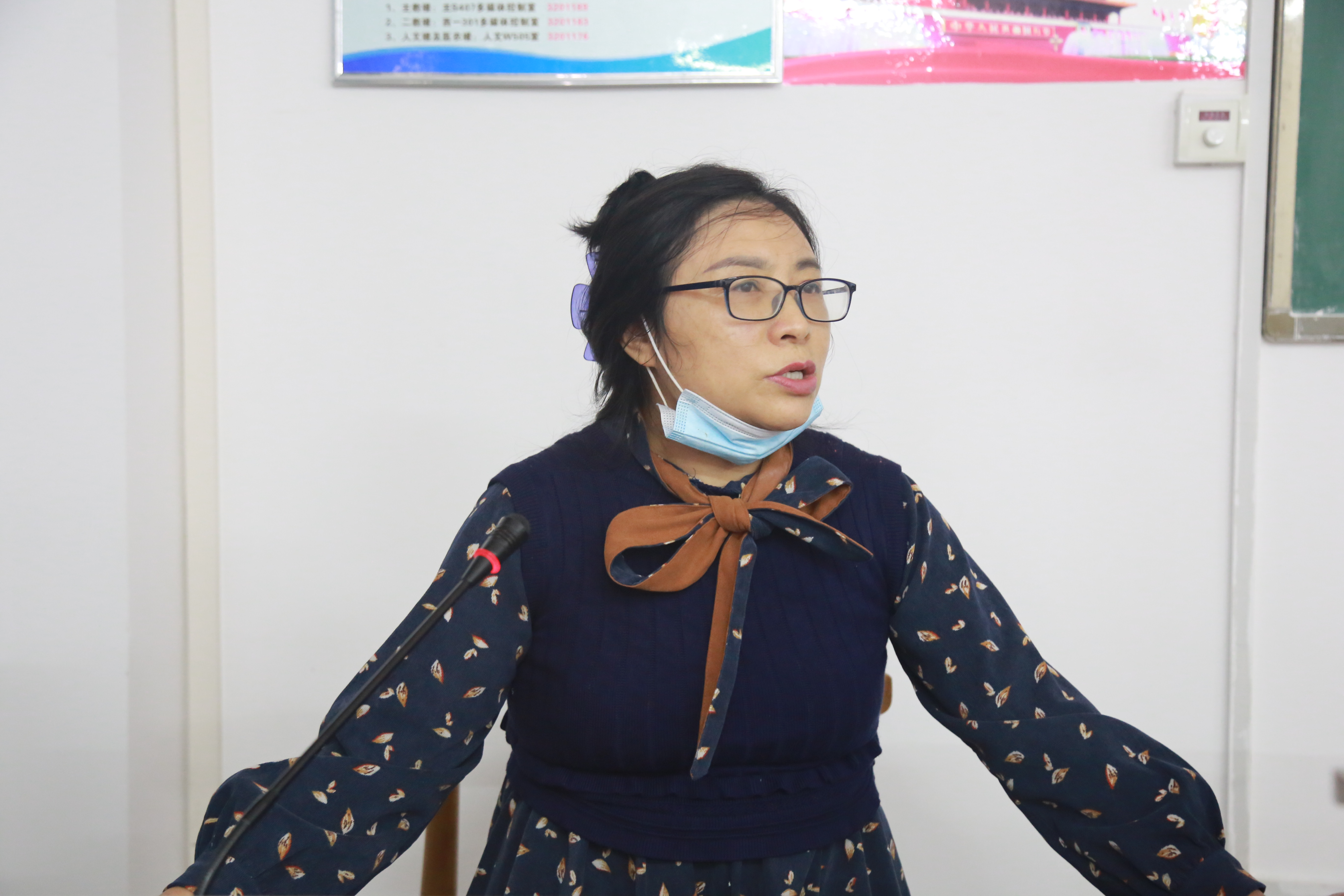 文清老师正在向新生普及校园安全知识