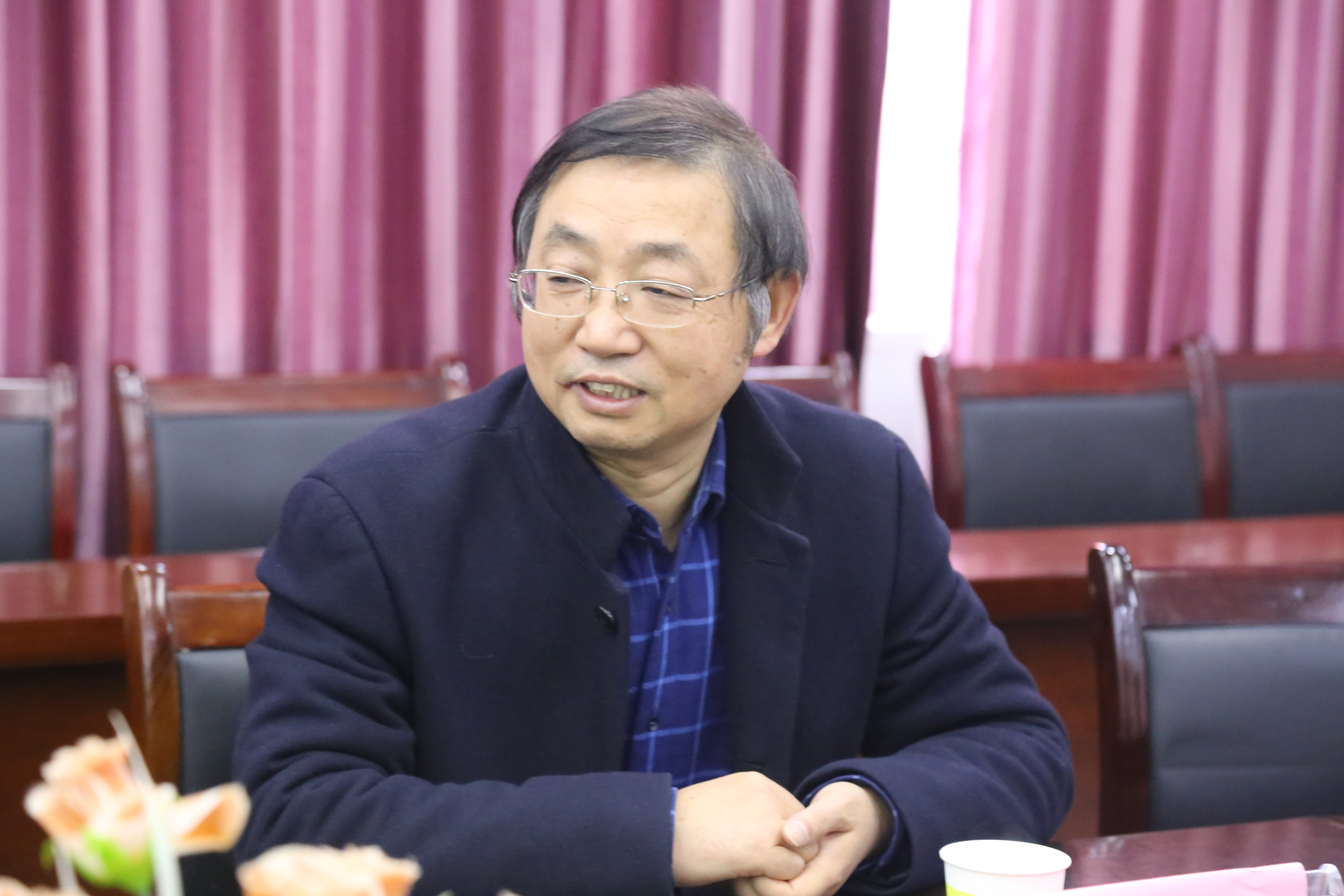 政法学院热烈欢迎校友袁文华光临母校奉献爱心进行讲学指导