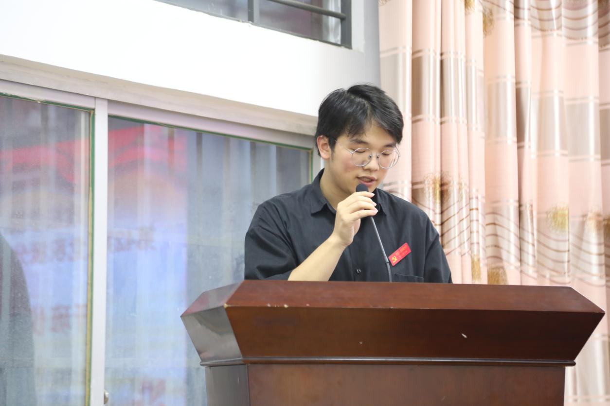 学生代表王泽宇发言